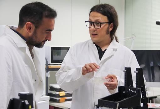 Imagen de dos investigadores de la Universitat Politècnica de Valencia