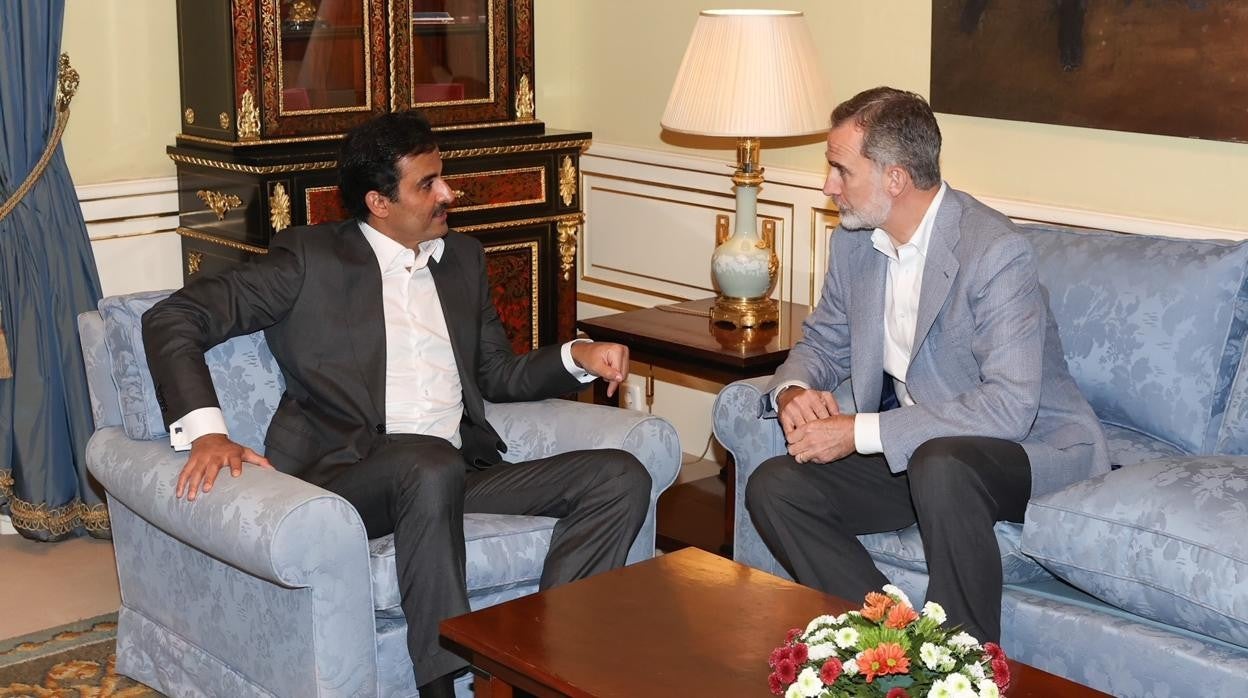 Felipe VI y el emir de Catar, ayer, en el Palacio Real de El Pardo