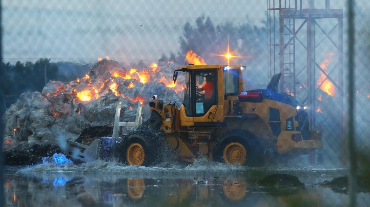 Paquetes y materiales calcinados por el incendio en la empresa de Dueñas, Palencia