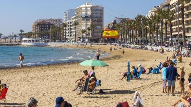 Un anciano de 76 años muere ahogado en una playa de Torrevieja