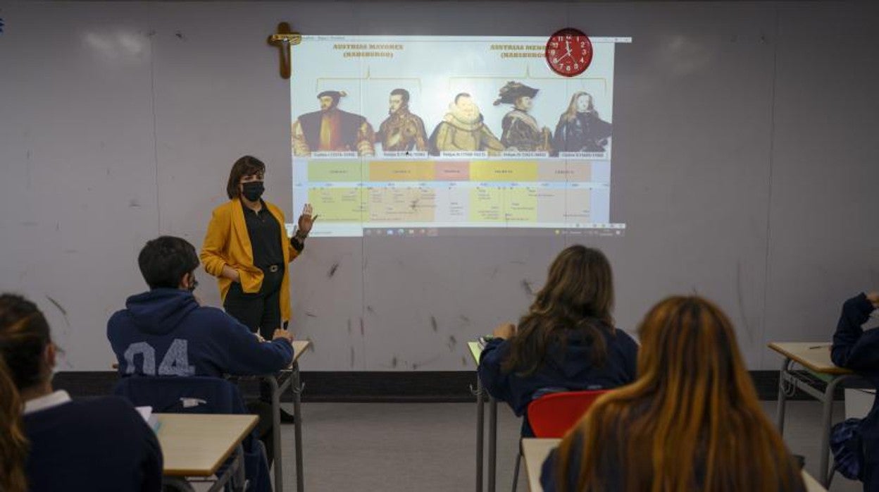 Una profesora, en una clase con alumnos de Bachillerato