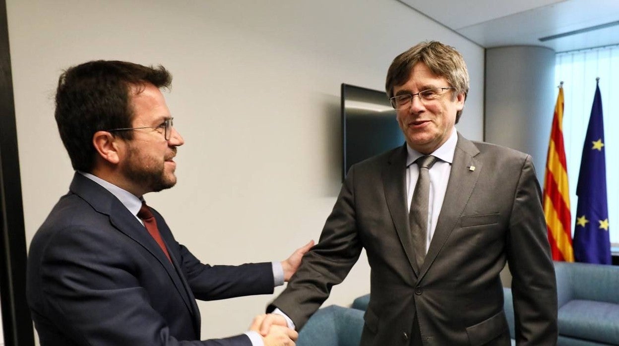 Pere Aragonès saluda Carles Puigdemont, hoy, en el Parlamento Europeo