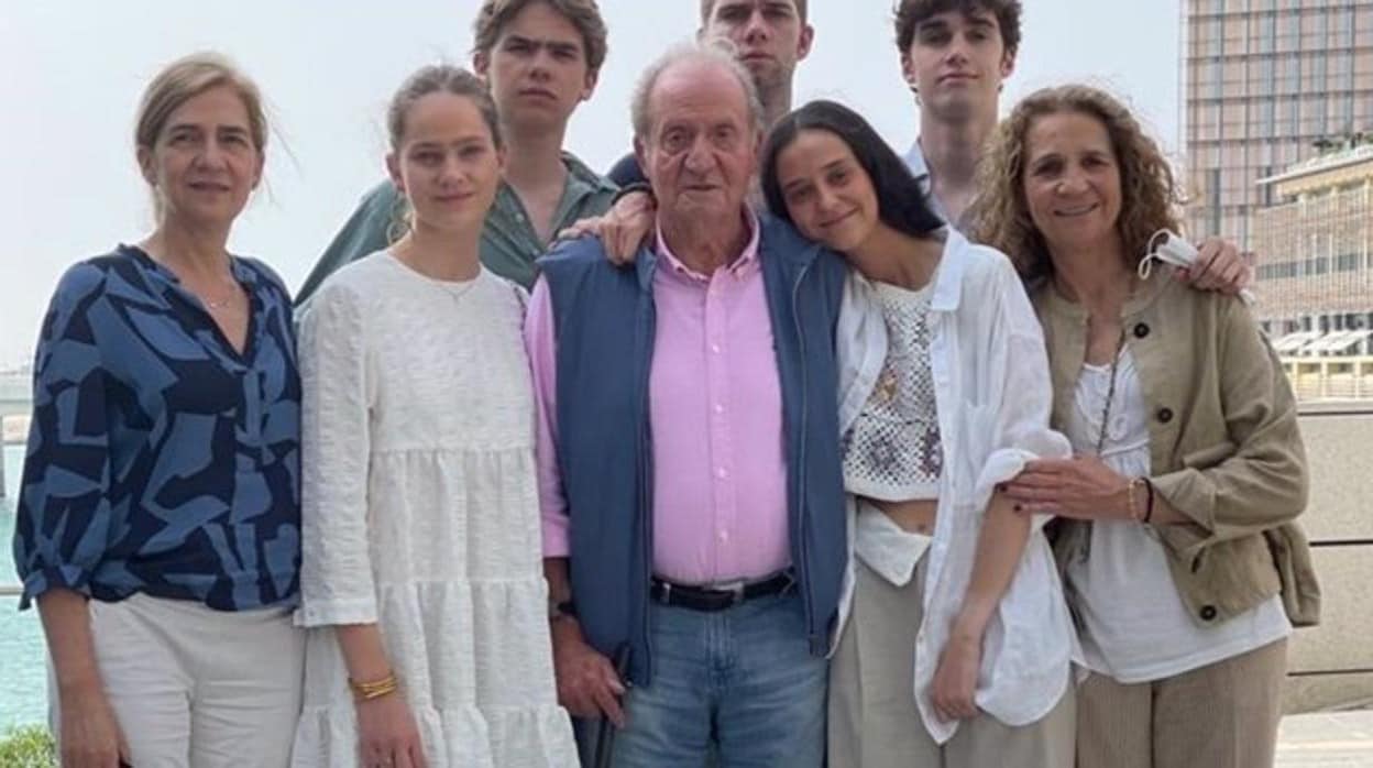 Juan Carlos I recibió en Semana Santa la visita de sus hijas, la Infanta Elena y la Infanta Cristina, y algunos de sus nietos