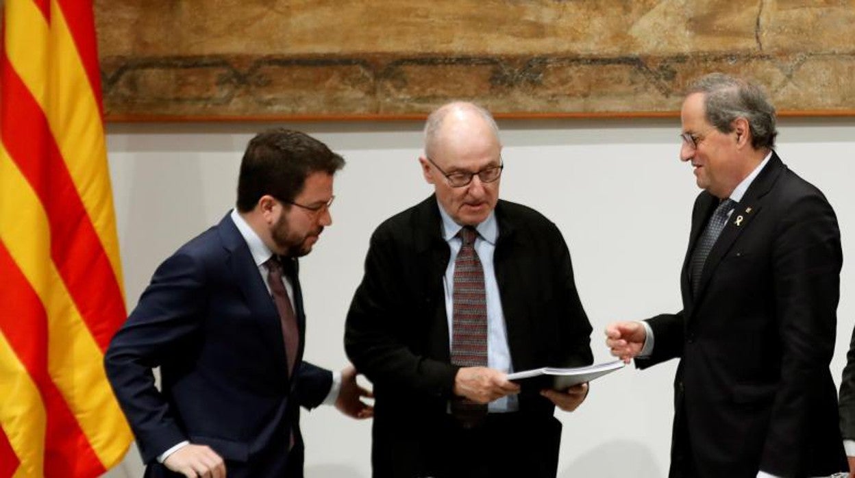 El Síndic de Greuges, Rafael Ribó, junto al expresidente de la Generalitat, Quim Torra, y el presidente, Pere Aragonès, en una imagen de archivo