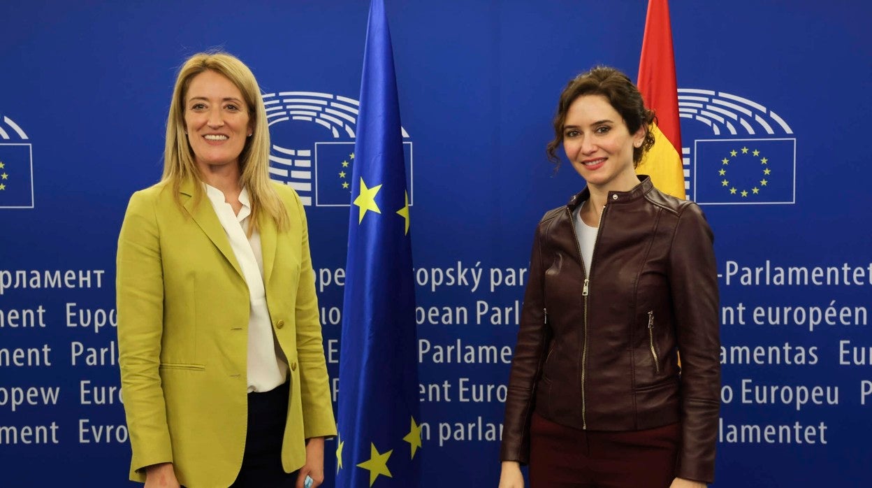 Roberta Metsola junto a Isabel Díaz Ayuso, durante una visita de la presidenta de la Comunidad de Madrid al Parlamento Europeo