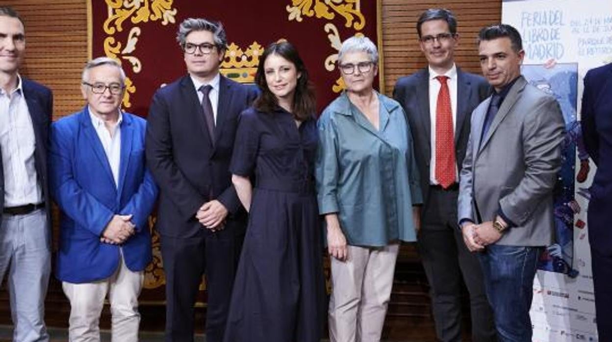 La delegada de Cultura, Turismo y Deporte, Andrea Levy, y la directora de la feria del Libro, Eva Orúe