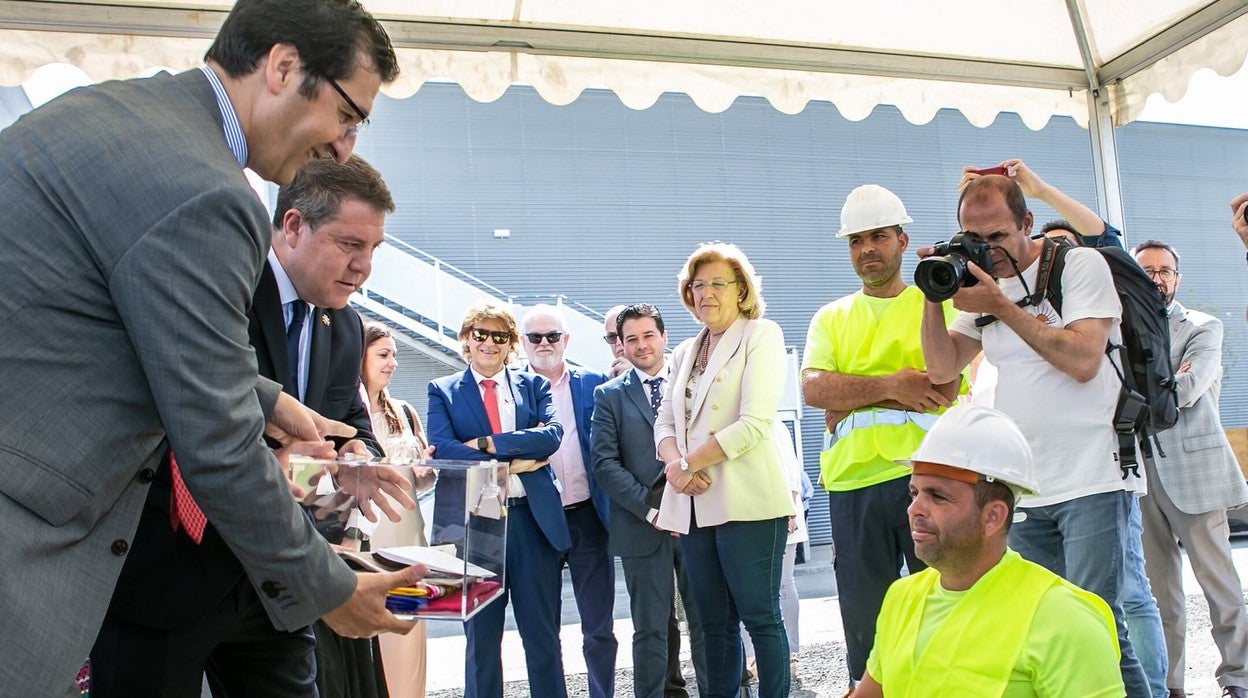 El presidente de Castilla-La Mancha, Emiliano García-Page, y el presidente de la Diputación de Ciudad Real, José Manuel Caballero, en el acto de la primera piedra de las obras de la tercera fase del pabellón ferial