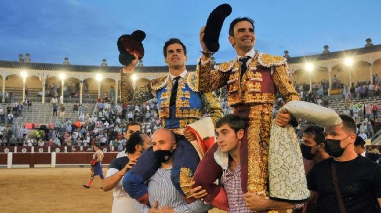 Rubén Pinar y Sergio Serrano salen a hombros de la plaza de Albacete en 2021