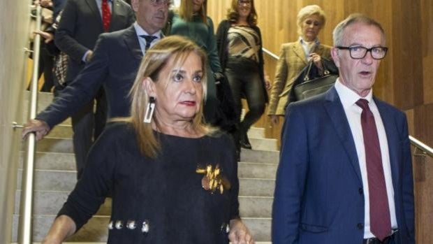 Carmela Silva se resigna a convocar el pleno por el 'caso cuñada' entre ataques al PP: «Son el partido de la sangre»