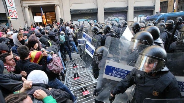 La Audiencia de Barcelona absuelve de agredir a un mosso a un condenado por golpear a otro policía