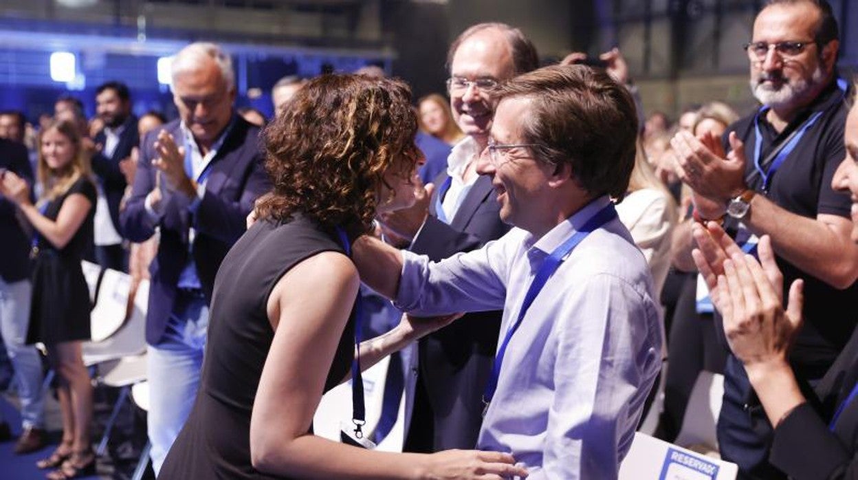 Isabel Díaz Ayuso saludo a José Luis Martínez-Almeida en el congreso de los populares