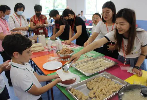 Padres chinos enseñan a elaborar dumplings caseros