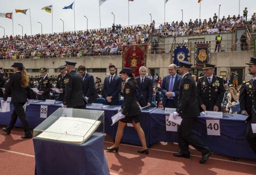 Graduados recogiendo sus títulos en la promoción de nuevos cadetes