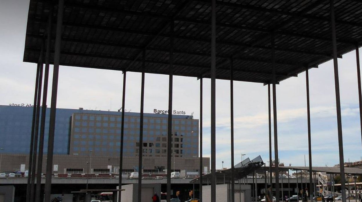 Detalle de la plaza, frente a la que se encuentra la estación de Sants