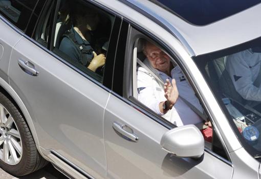 Don Juan Carlos saluda desde el coche de Pedro Campos