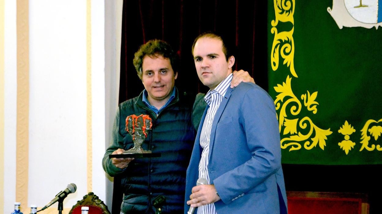 Imagen de archivo en la que Sergio Vera entrega el Premio Tormo Negro Masfarné en 2016 a Domingo Villar