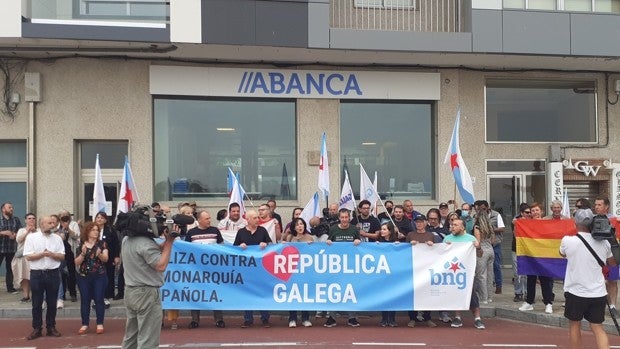 La protesta antimonárquica de Sangenjo fracasa: medio centenar de asistentes y la mayoría militantes del BNG