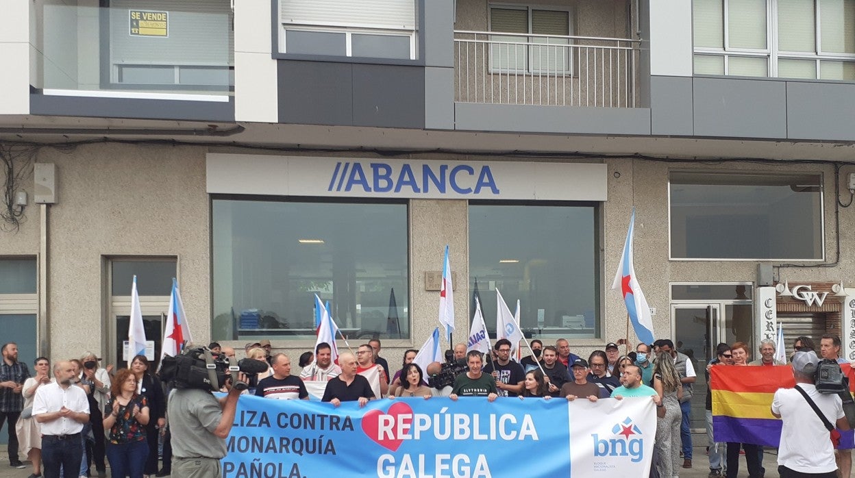 La protesta en Sangenjo este sábado ha congregado a poco más de medio centenar de asistentes