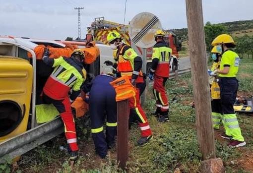 Los bomberos trabajan para liberar a la herida