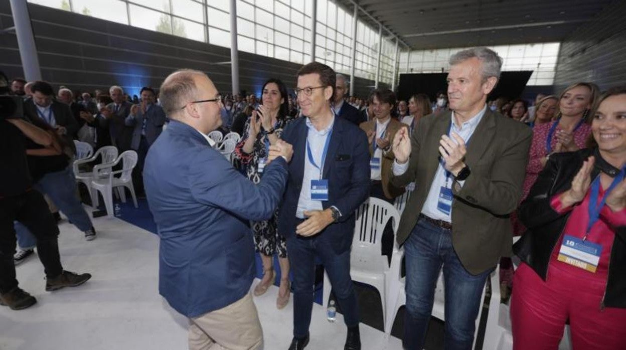 Tellado saludando a Feijóo junto a Rueda y Gamarra en el Congreso del PPdeG