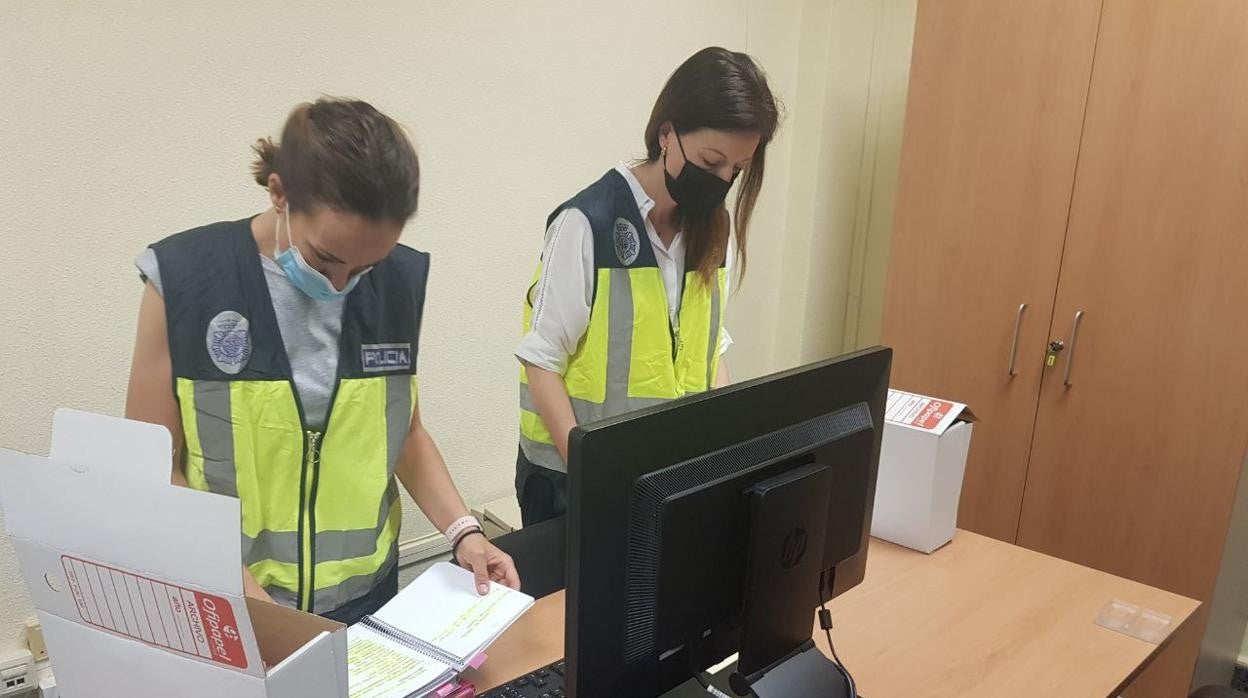 La Policía, durante el registro