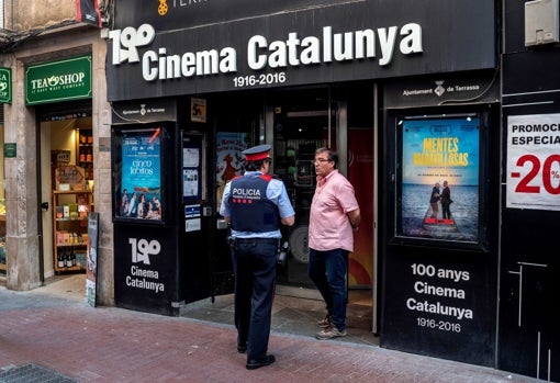 Un agente de los Mossos d'Esquadra en el exterior del cine de Tarrasa (Barcelona)