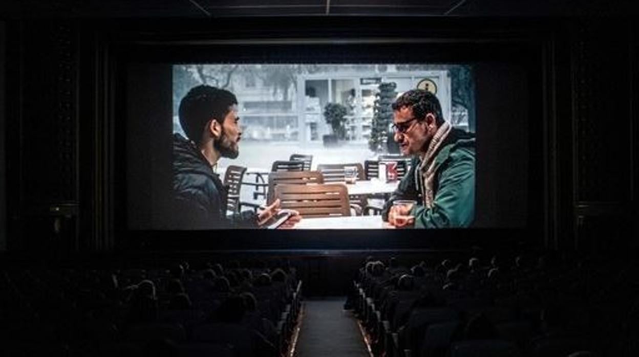 Fotograma de la película 'Bajo el silencio' durante su emisión en un cine de Tarrasa (Barcelona)