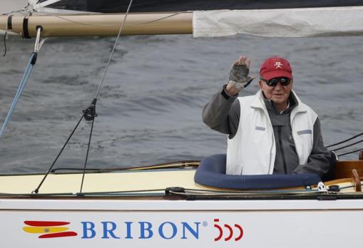 Don Juan Carlos, a bordo del Bribón, con el que navegó el sábado