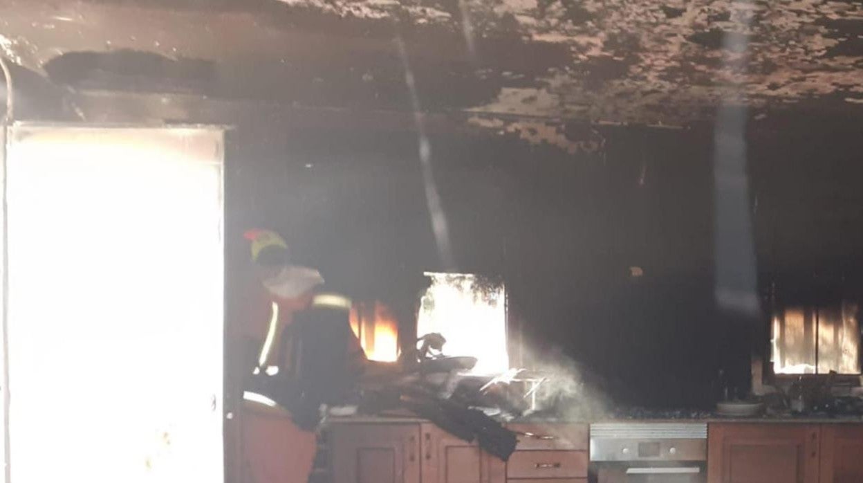 Imagen de la vivienda ubicada en Alzira en la que ha muerto un hombre de 72 años a causa de un incendio