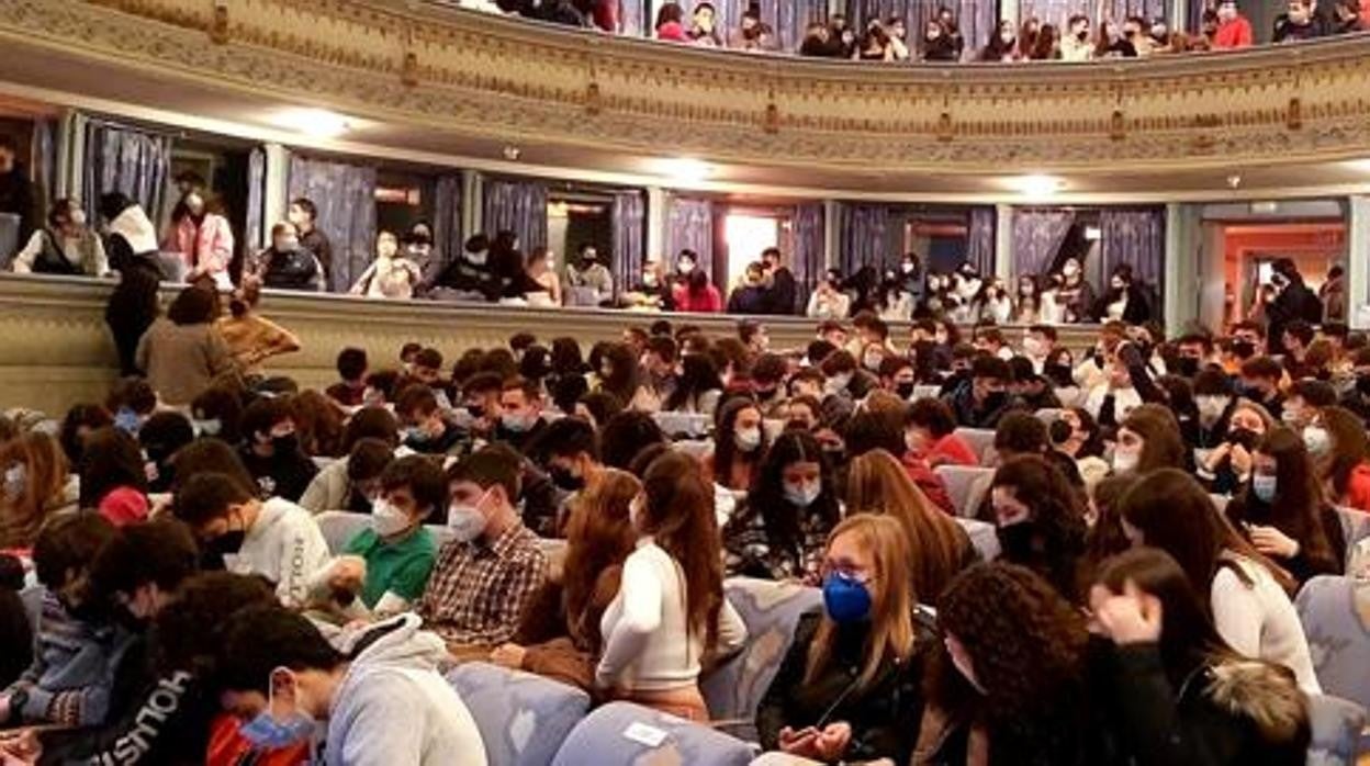 En la imagen de archivo, jóvenes en una de las funciones del Teatro de Rojas