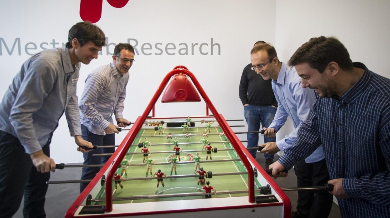 Parte del equipo de Mestrelab jugando al futbolín en la sede de Santiago de Compostela