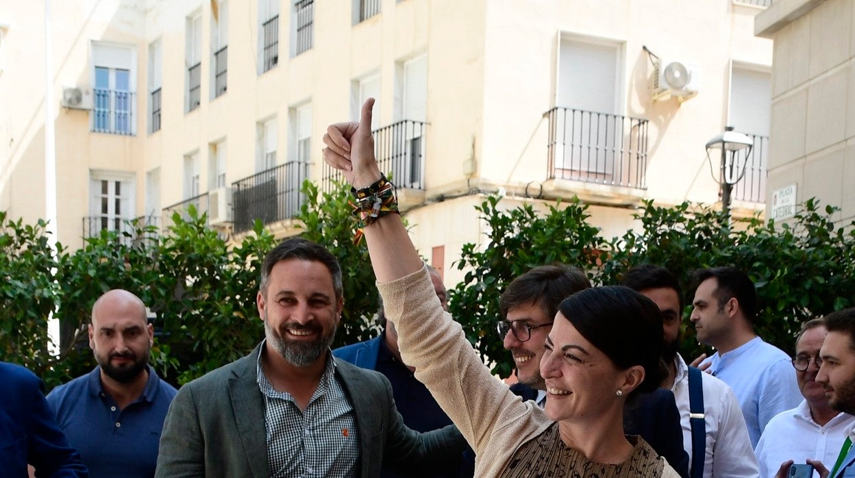 Macarena Olona y Santiago Abascal, en un acto de precampaña en Almería