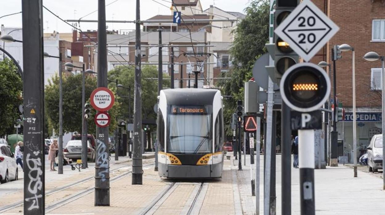 Imagen de archivo de un tranvía circulando por la ciudad de Valencia