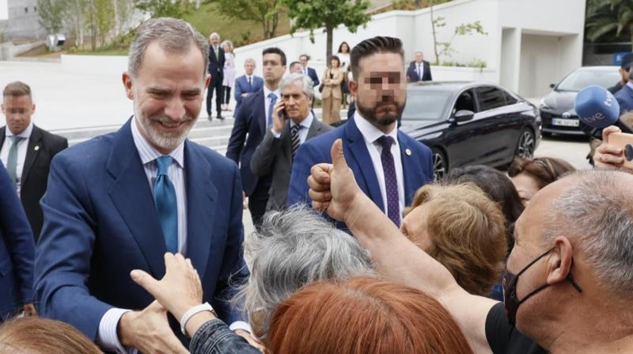 Don Felipe saluda al público congregado ante la nueva Cidade da Xustiza, este martes en Vigo