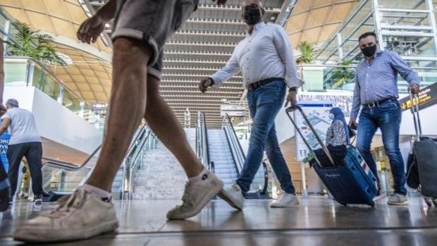 Un turista británico ebrio agrede a tres policías nacionales en el aeropuerto de Alicante-Elche