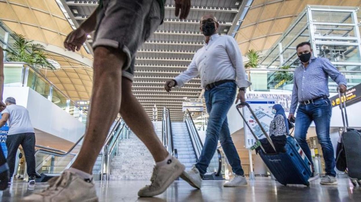 Imagen de archivo de la llegada de pasajeros al aeropuerto de Alicante-Elche