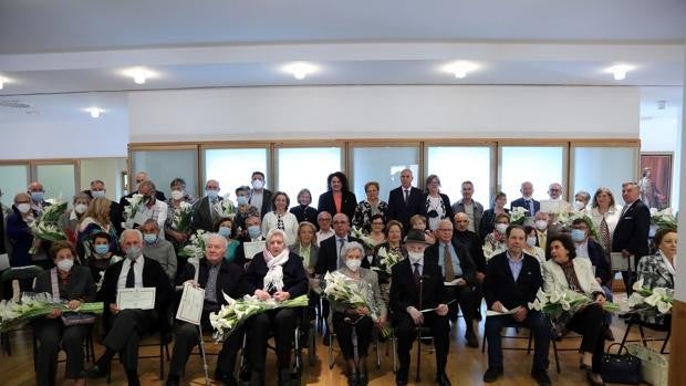 León homenajea a 27 parejas que celebran sus Bodas de Oro, Diamante y Platino