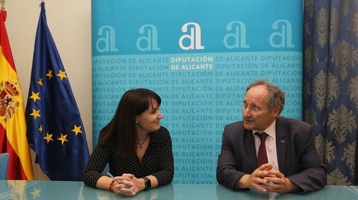 Julia Parra y Joan Llinares, en la firma del acuerdo en la Diputación de Alicante