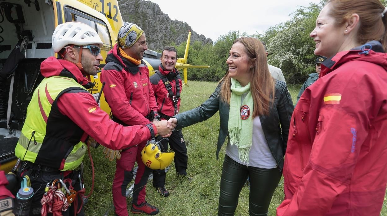 La delegada del Gobierno en Castilla y León, Virginia Barcones, junto al general de brigada jefe de la 12 Zona de la Guardia Civil en Castilla y León, Luis del Castillo, y la directora de la Agencia de Protección Civil y Emergencias, Irene Cortés, asisten al ejercicio conjunto del Grupo de Rescate y Salvamento de la Junta y el Grupo de Rescate e Intervención en Montaña de la Guardia Civil