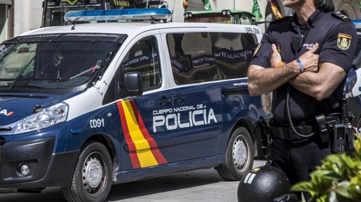 Imagen de archivo de un furgón de la Policía Nacional en Alicante