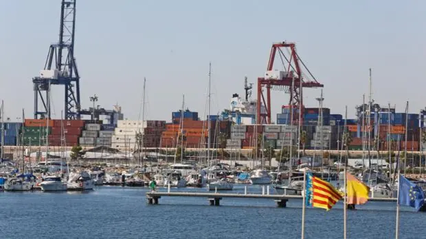 El puerto de Barcelona gana tráfico a costa del de Valencia en pleno boicot independentista a la ampliación