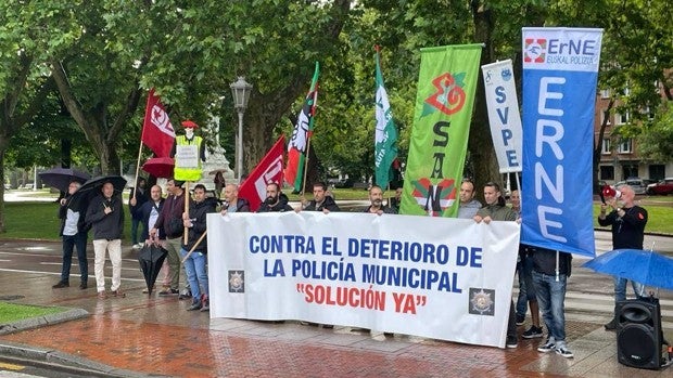 Varios policías municipales de Bilbao desalojados del pleno después de irrumpir para protestar por el «deterioro» del cuerpo