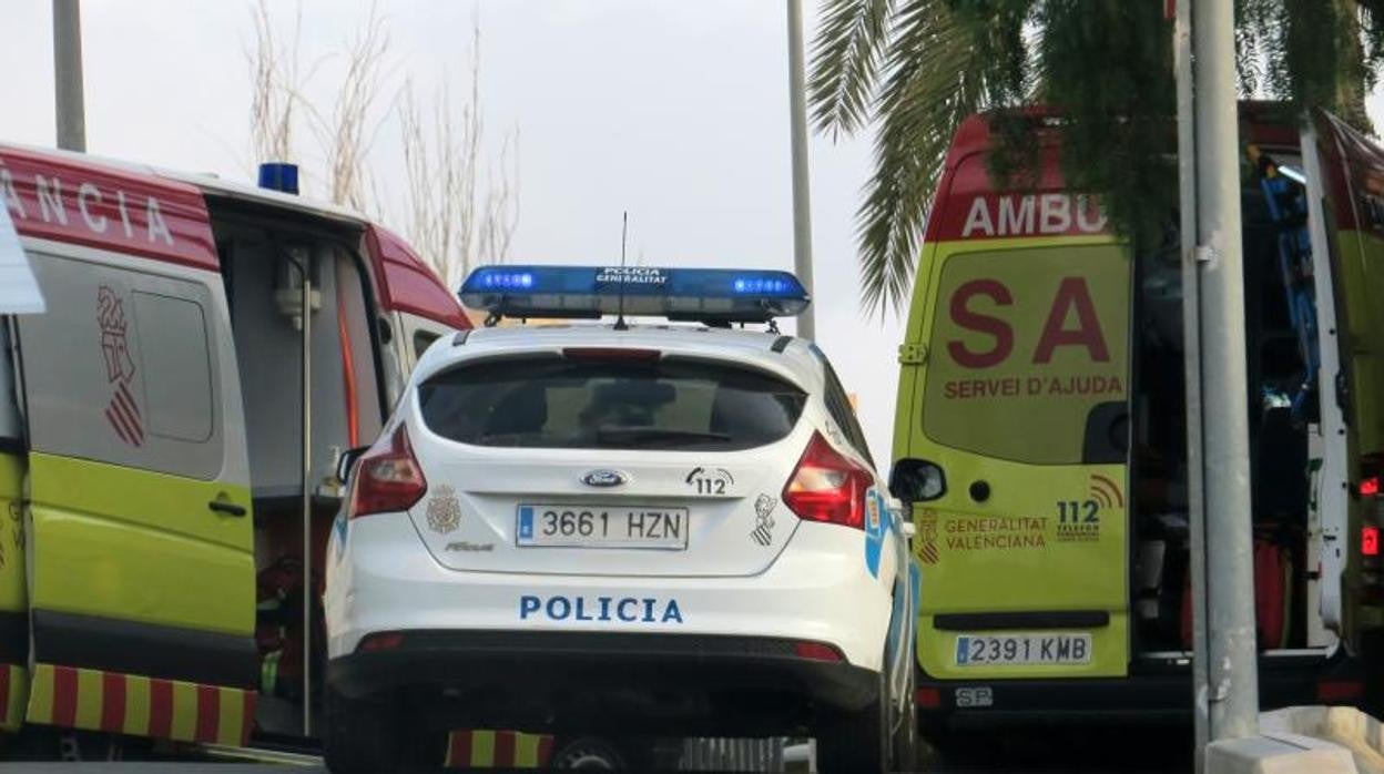 Imagen de archivo de dos ambulancias y un coche de la Policía Autonómica en Alicante