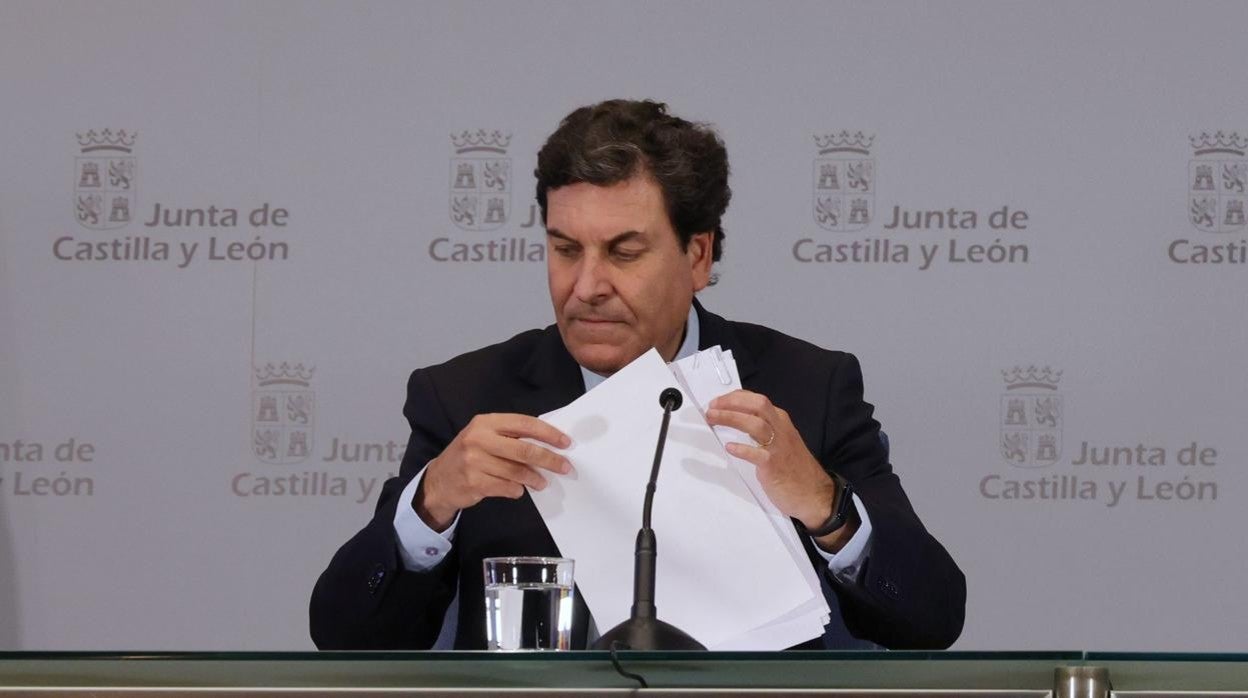 El consejero portavoz Carlos Fernández Carriedo, durante la rueda de prensa posterior al Consejo de Gobierno