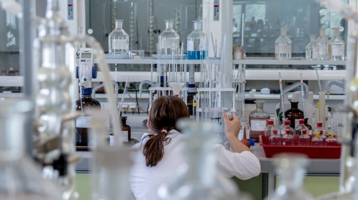 Una sanitaria analiza muestras en un laboratorio en foto de archivo