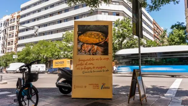 Valencia inunda Madrid con carteles publicitarios con olor a paella