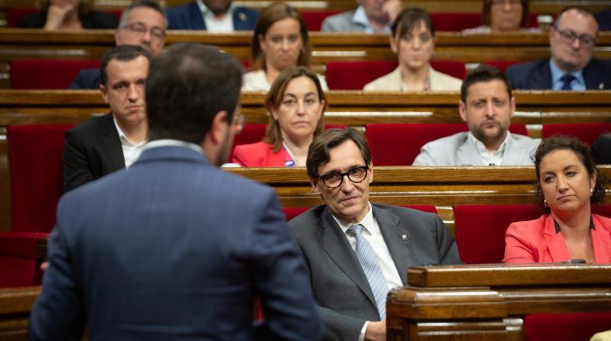 Illa, atendiendo a las expicaciones de Aragonès, esta semana en el Parlament