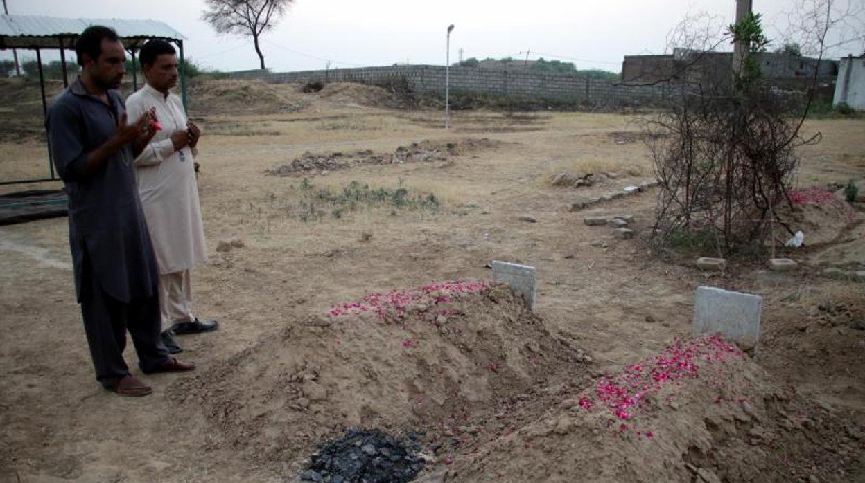 Parientes ante la tumba de las dos hermanas de Tarrasa asesinadas en Pakistán