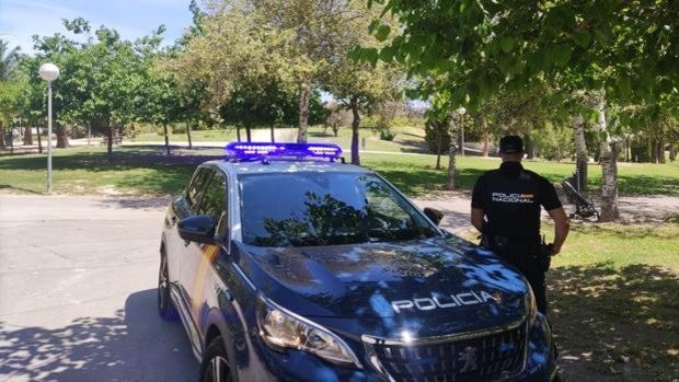 Dos policías nacionales salvan la vida a un corredor de 52 años que sufrió un infarto en un parque de Alicante