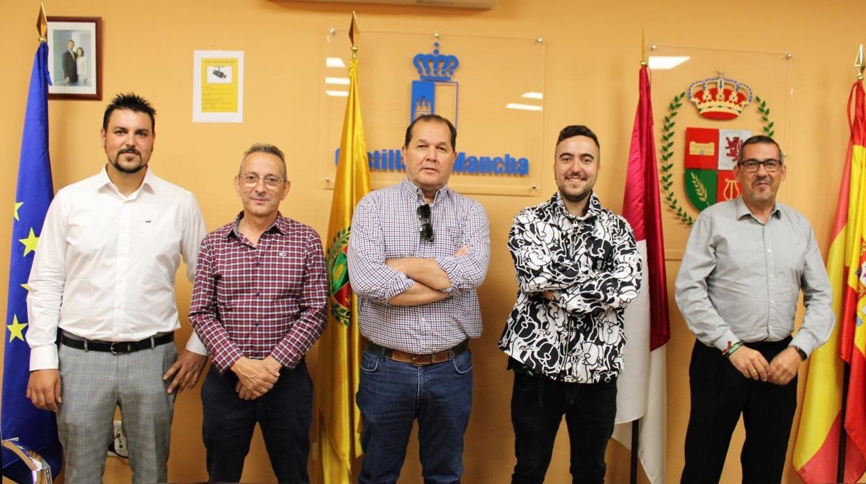 El cantante, en la presentación del concierto en el Ayuntamiento de Magán, junto al alcalde